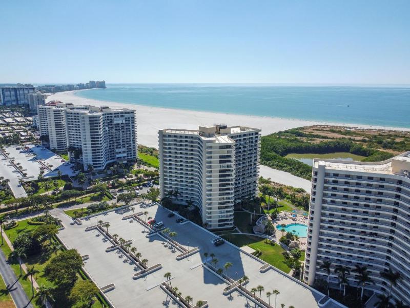 Beachfront apartment with stunning views & wraparound balcony - image 3