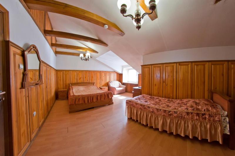 Triple Room with Shared Bathroom image 1