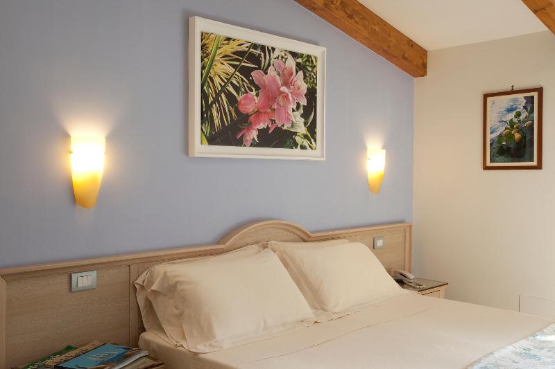 Double Room image 3