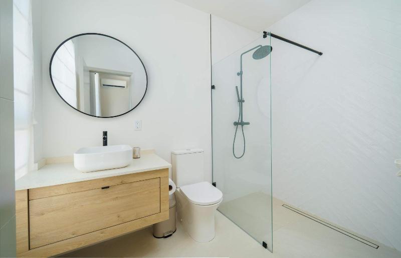 Beach 5min Elegant 3BR Pool Villa Near Holetown - image 3