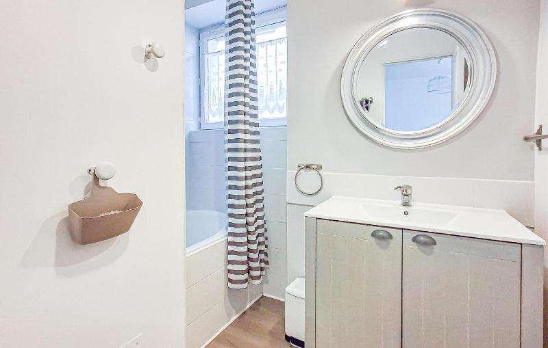 1 Bedroom Amazing Apartment In Carnac - image 17