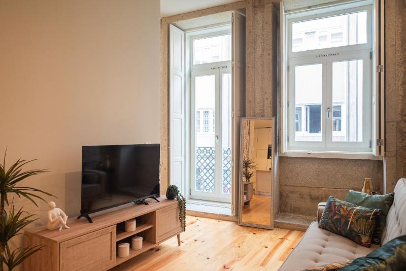 Luxury Style 1 with AC Downtown Porto near Metro - image 13