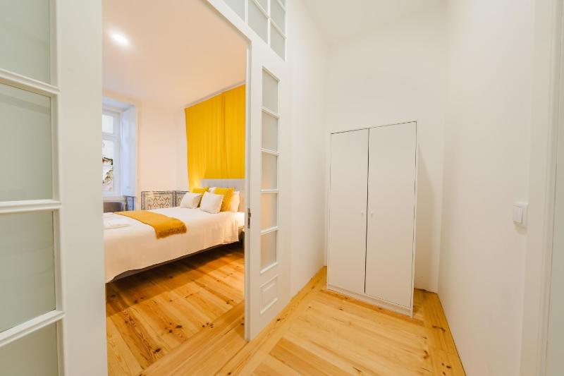 Heart of Lisbon Luxury Stay for 10 wAC - image 3