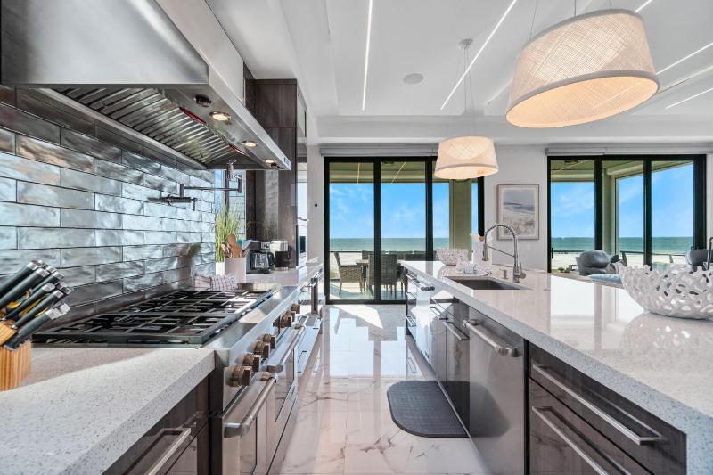 Luxury Gulf-Front Sanctuary Private Pool Spa and Walk to Downtown - image 30