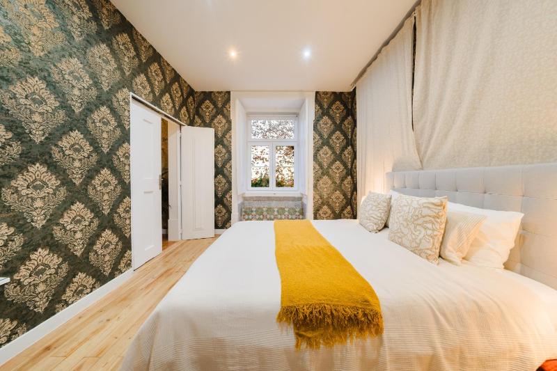 Stylish Central Lisbon 5BR Apartment wAC - image 11
