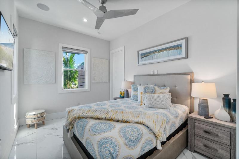 Luxury Gulf-Front Sanctuary Private Pool Spa and Walk to Downtown - image 19