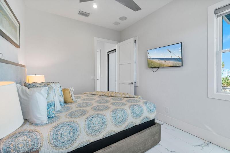 Luxury Gulf-Front Sanctuary Private Pool Spa and Walk to Downtown - image 39
