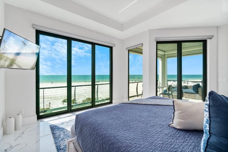 Luxury Gulf-Front Sanctuary Private Pool Spa and Walk to Downtown - image 45