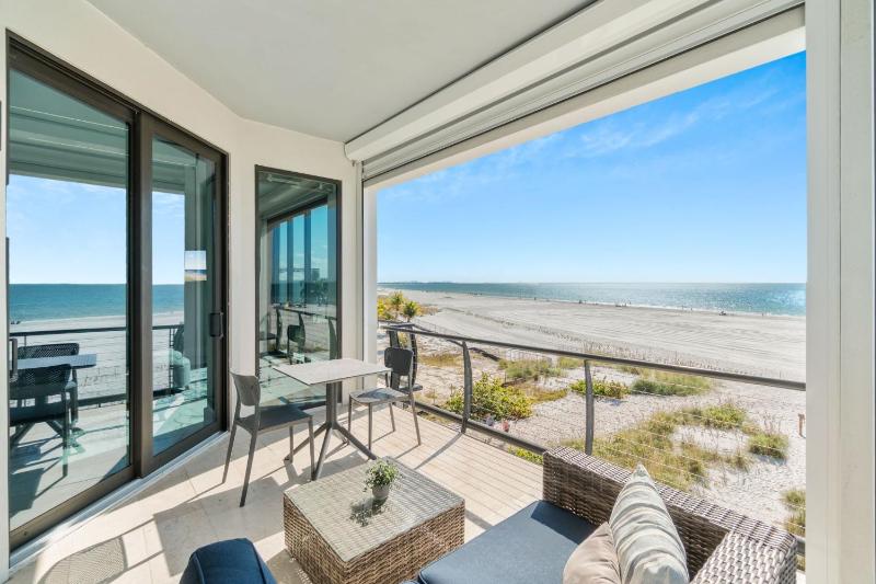Luxury Gulf-Front Sanctuary Private Pool Spa and Walk to Downtown - image 26