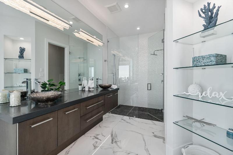Luxury Gulf-Front Sanctuary Private Pool Spa and Walk to Downtown - image 43