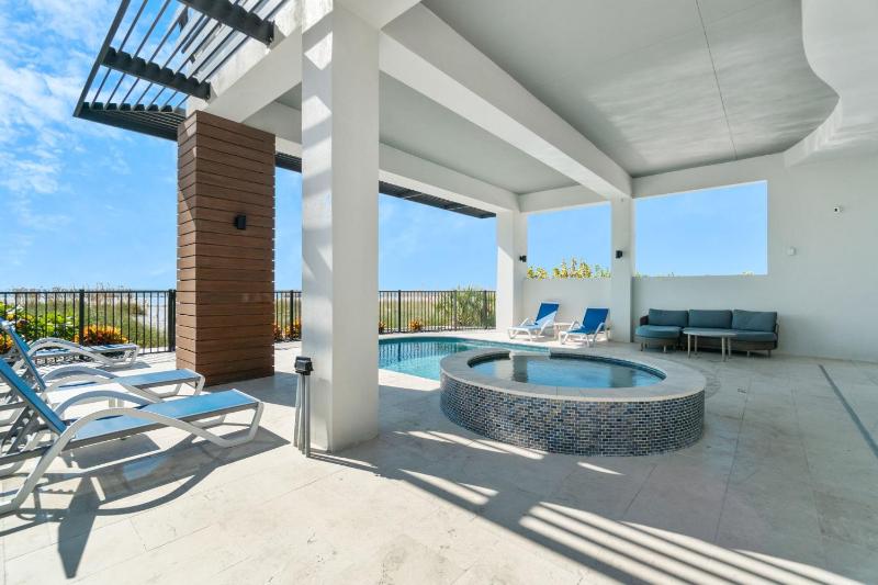 Luxury Gulf-Front Sanctuary Private Pool Spa and Walk to Downtown - image 15