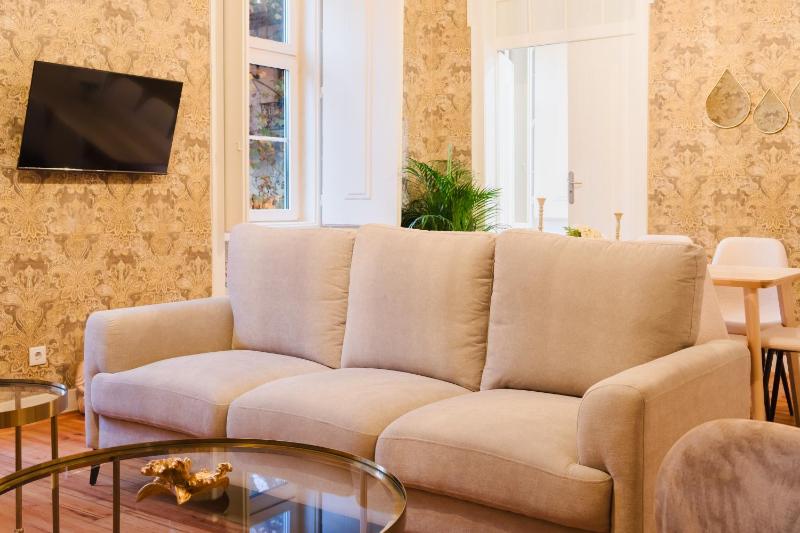 Stylish Central Lisbon 5BR Apartment wAC - image 10