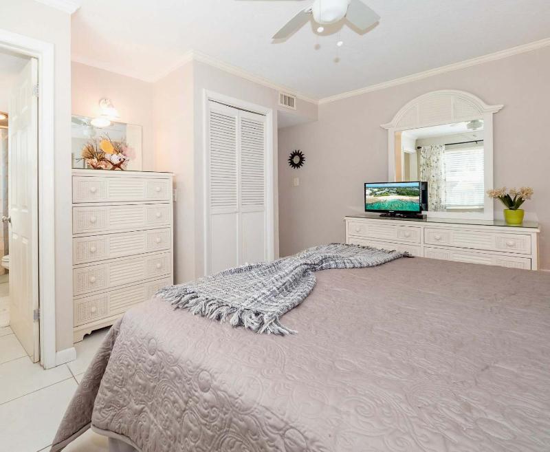 Cocoplum #7 - 2BR Oceanfront Condo on Seven Mile Beach - image 11