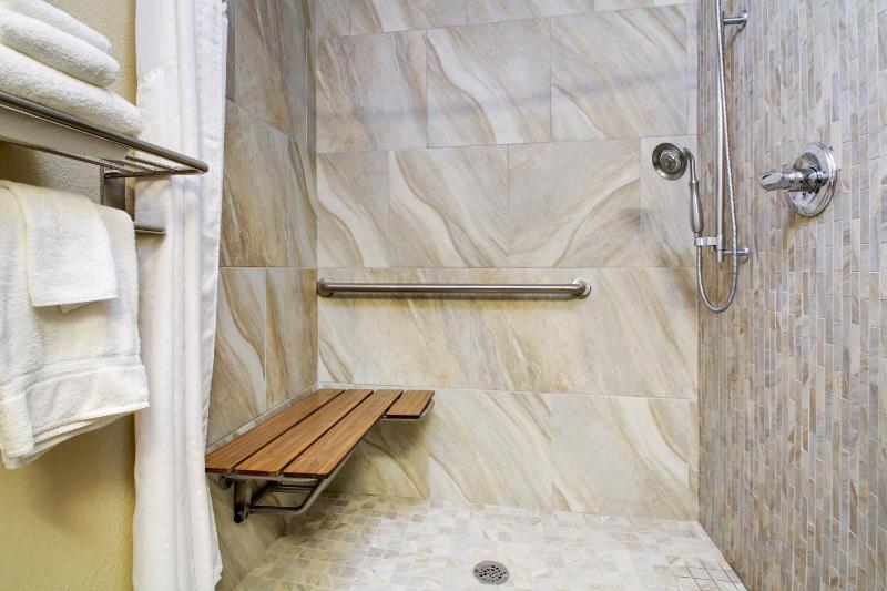 King Room with Roll-in Shower - Disability Acces image 2