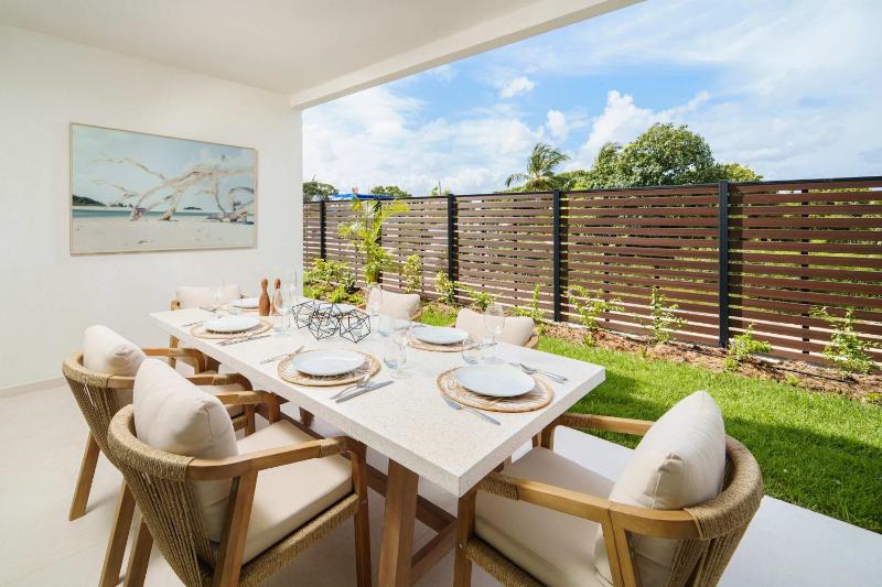 Wooden Tone LUX 2BR Walk to Beach Sky Pool Deck - image 8