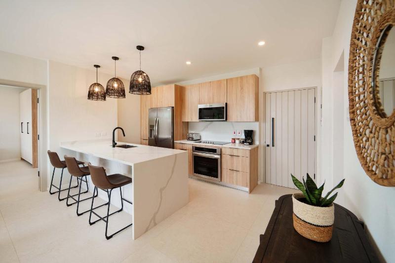 Wooden Tone LUX 2BR Walk to Beach Sky Pool Deck - image 2