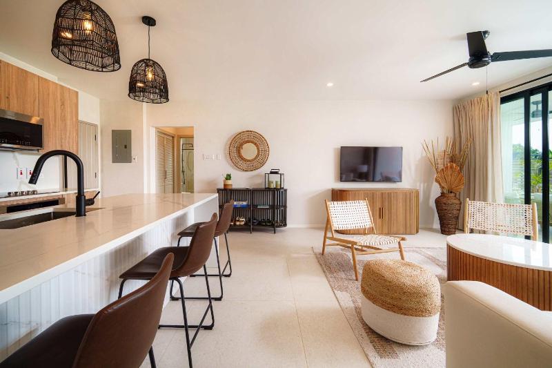 Wooden Tone LUX 2BR Walk to Beach Sky Pool Deck - image 3