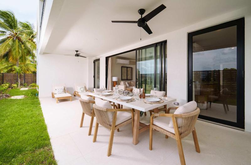 Wooden Tone LUX 2BR Walk to Beach Sky Pool Deck - image 13