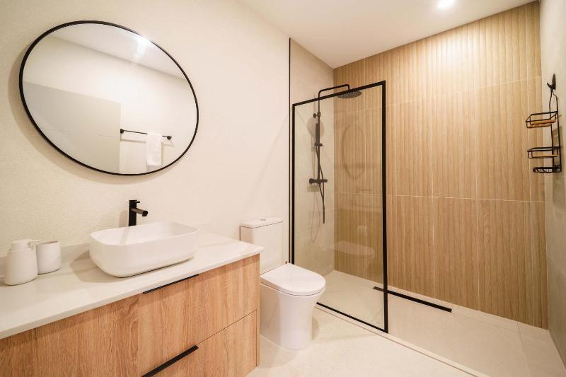 Wooden Tone LUX 2BR Walk to Beach Sky Pool Deck - image 4