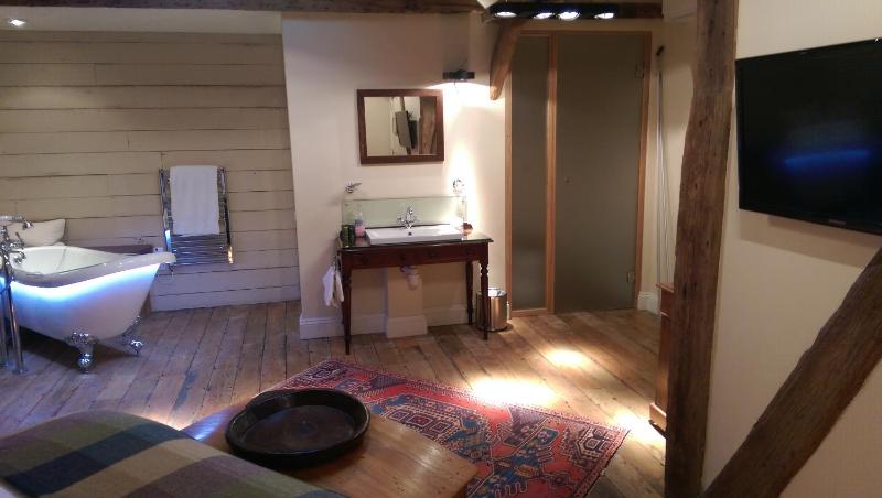 Superior King Room image 4