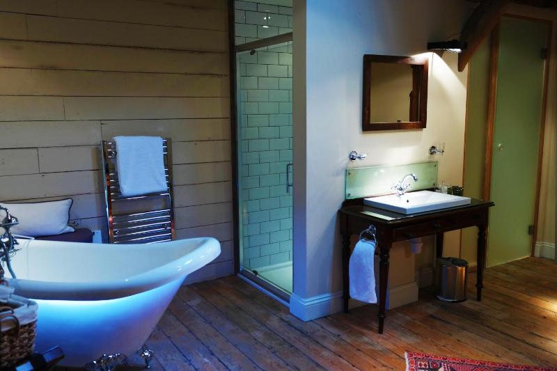Superior King Room image 3