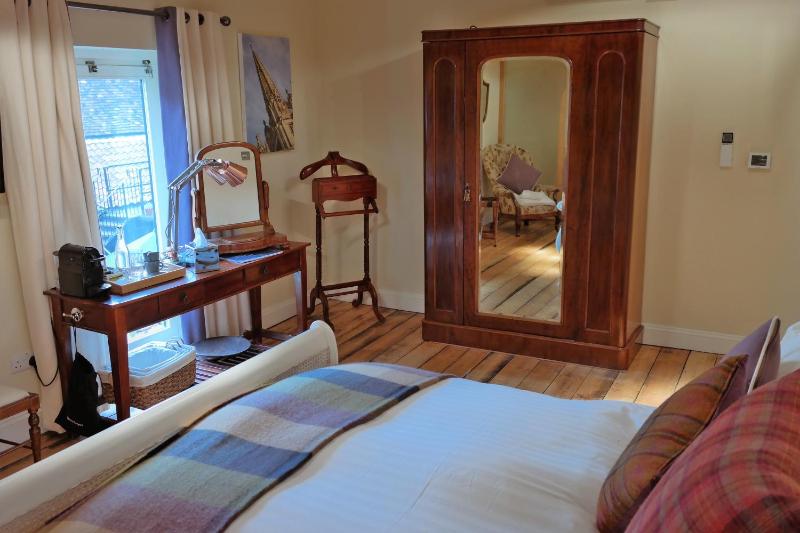 Deluxe King Room image 4