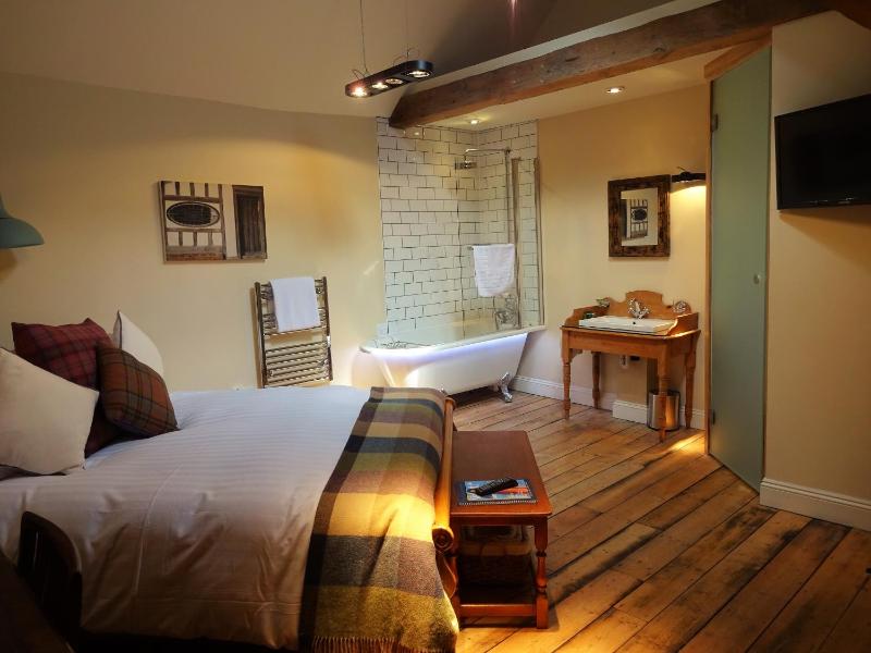 Deluxe King Room image 3