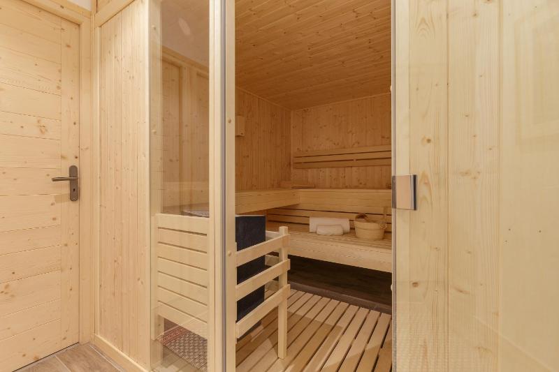 Chalets Bonheur 6BR Sauna Sleeps 10 - Happy Rentals - image 3