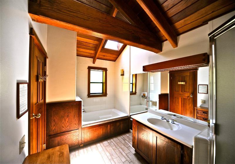King Suite with Ocean View - Pet Friendly image 2