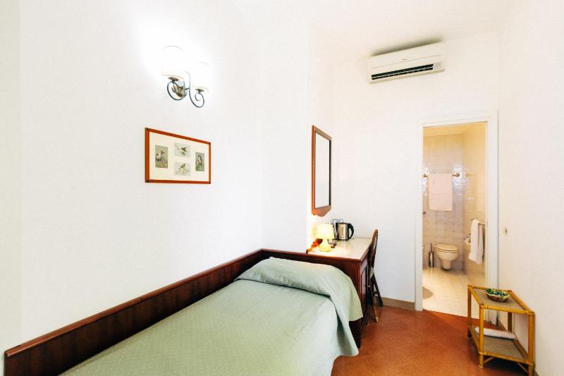 Superior Single Room with Patio and Sea View image 2