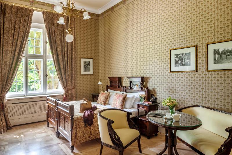 Executive King Room image 3