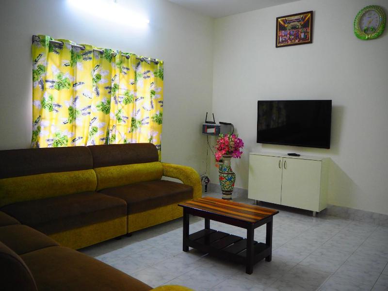 Garden Villa 43 by Tirupati Homestay Free Breakfast Near Taj hotel Posh location Close proximity to restaurants Alipiri flyover - image 5