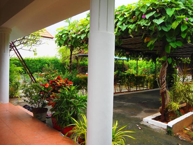 Garden Villa 43 by Tirupati Homestay Free Breakfast Near Taj hotel Posh location Close proximity to restaurants Alipiri flyover - image 7