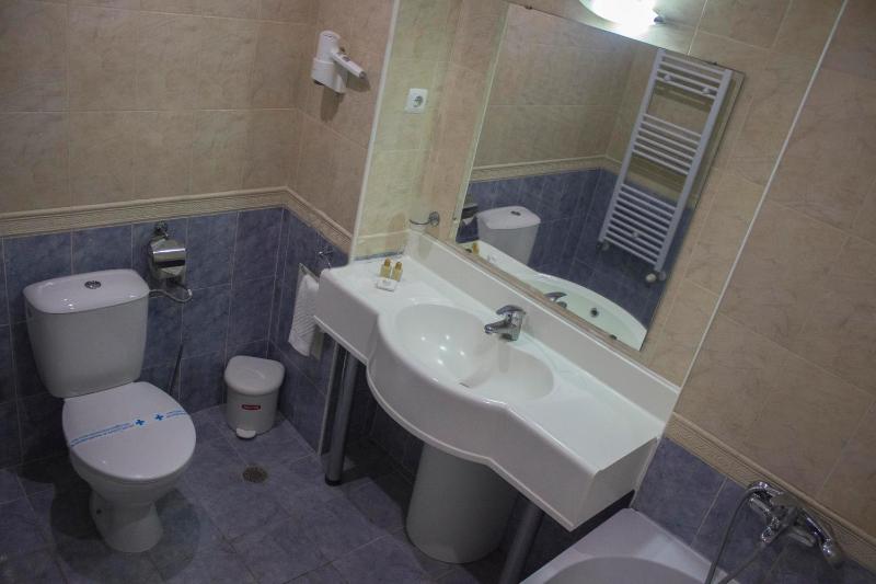 Twin Room with Balcony image 2