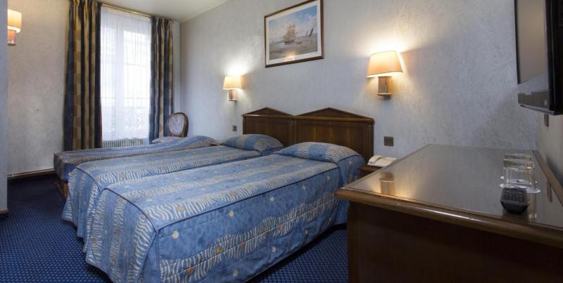 Standard Twin Room with Sofa image 3