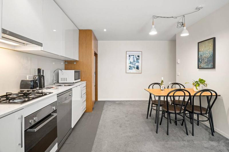 Richmond Oasis - Private Courtyard near MCG & Cafés - image 9