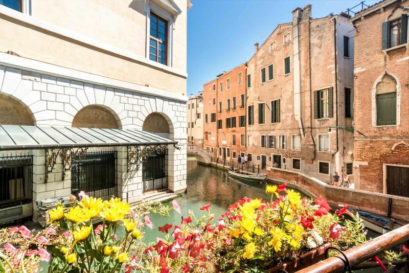 Superior Double Room with Balcony and Canal View image 4