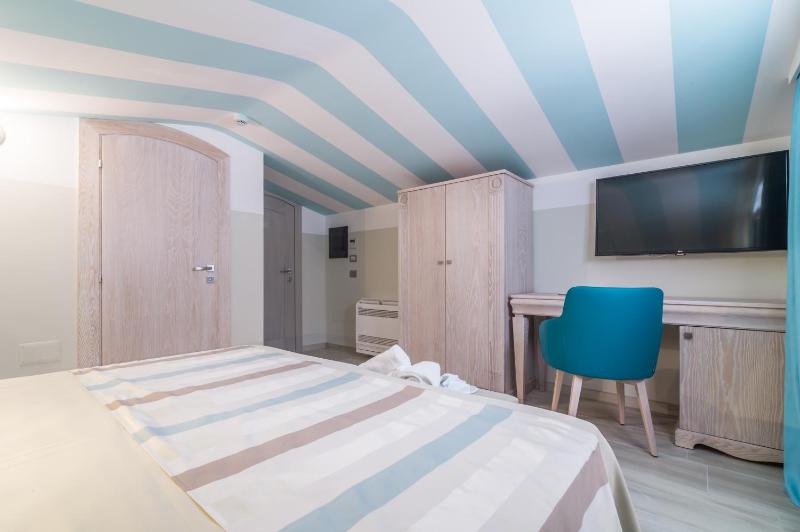 Economy Double or Twin Room - Attic image 3