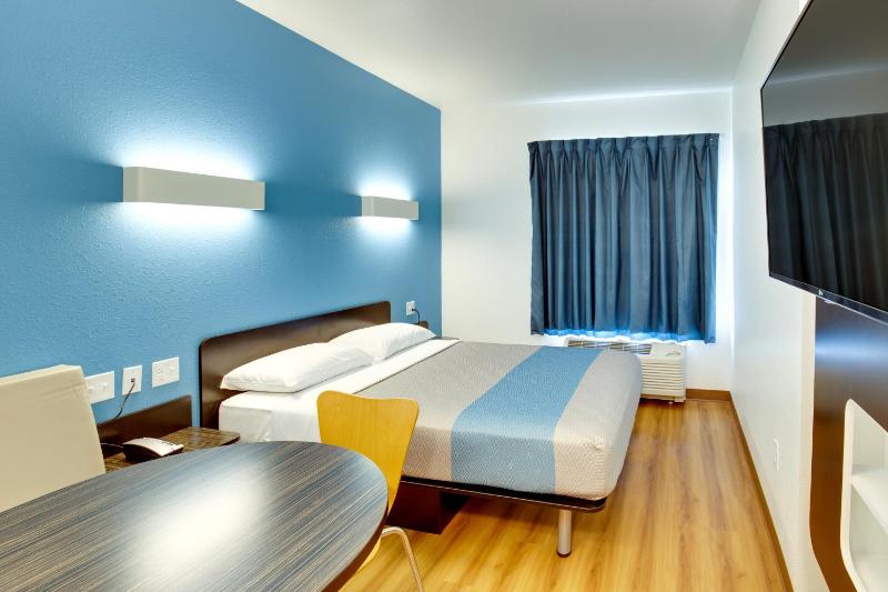 Queen Room - Disability Access - Non-Smoking image 3