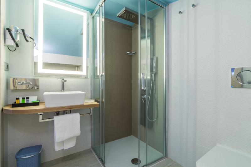 Standard Triple Room image 4