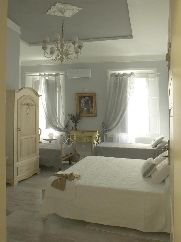 Deluxe Quadruple Room image 1