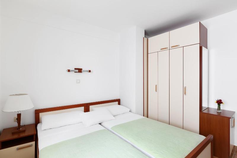 Standard Twin Room image 2
