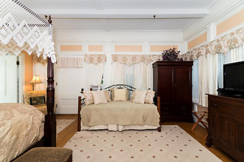 Double Room image 2