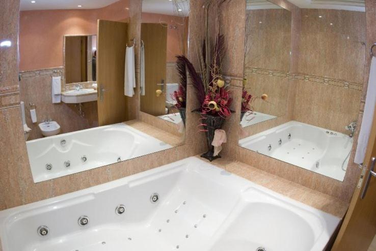 Suite with Spa Bath image 3