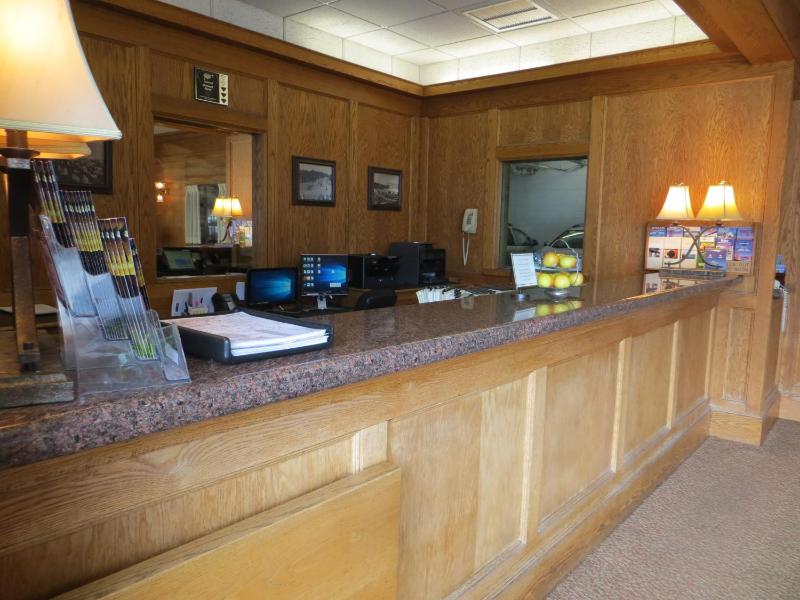Cow Hollow Inn and Suites - image 4