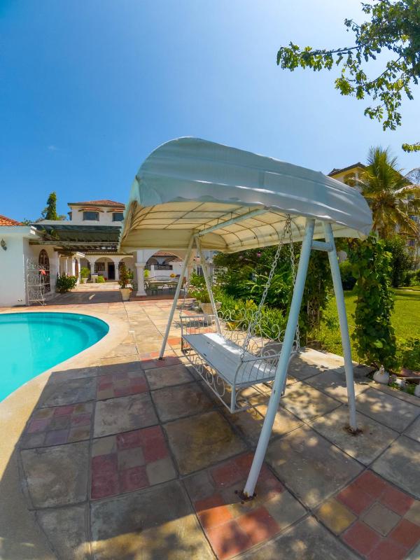 Cosy 1 BR with Swimming Pool & Garden & 25 Mins to Airport - C04 - image 4