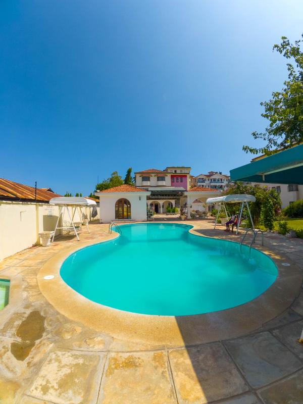 Cosy 1 BR with Swimming Pool & Garden & 25 Mins to Airport - C04 - image 9