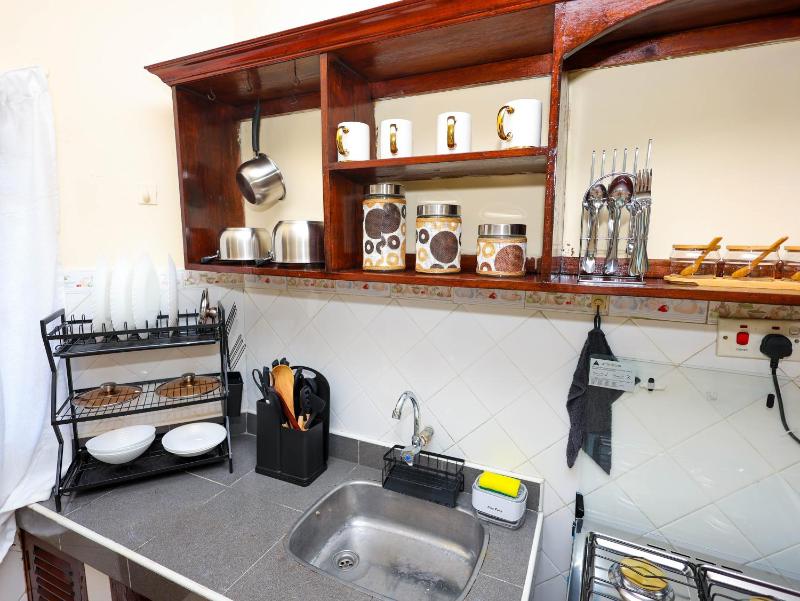 Cosy 1 BR with Swimming Pool & Garden & 25 Mins to Airport - C04 - image 8