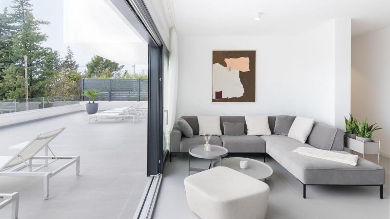 Luxury Holiday Villa with pool by Villas Guide - image 3