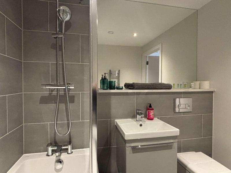 Chic Urban Living- New 2Bed2Bath Apartment in City - image 7
